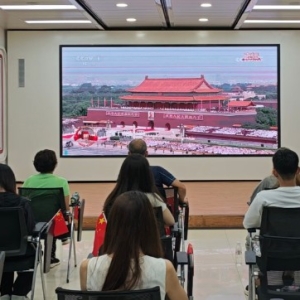 郑州益联社工相关人员观看纪念中国人民抗日战争暨世界反法西斯战争胜利80周年阅兵式